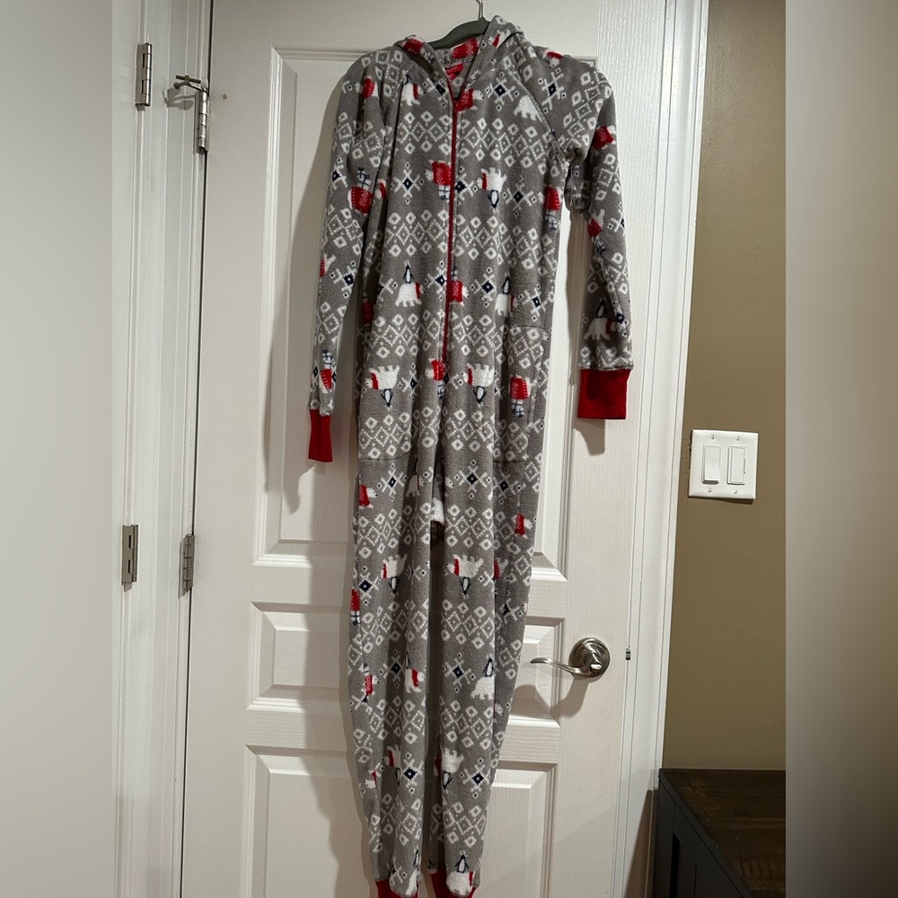 CLOSET LIQUIDATION Christmas pajamas - grey with polar bears